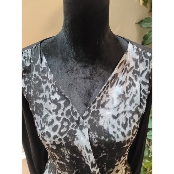 Dex Blouse Women’s Size M Black Gray Leopard Print V-Neck Long Sleeve Top - Picture 3 of 9